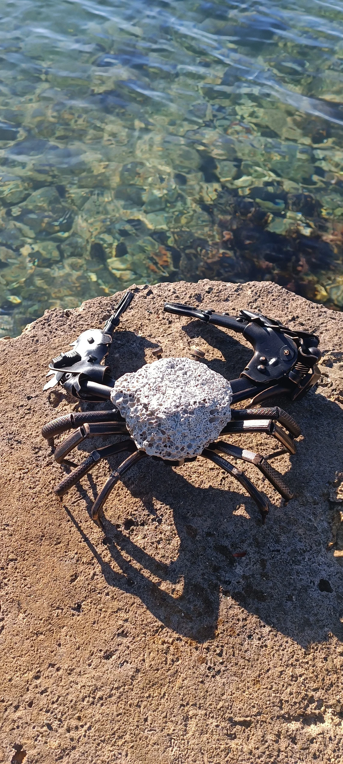 Metal and stone art crab sculpture - Image 3